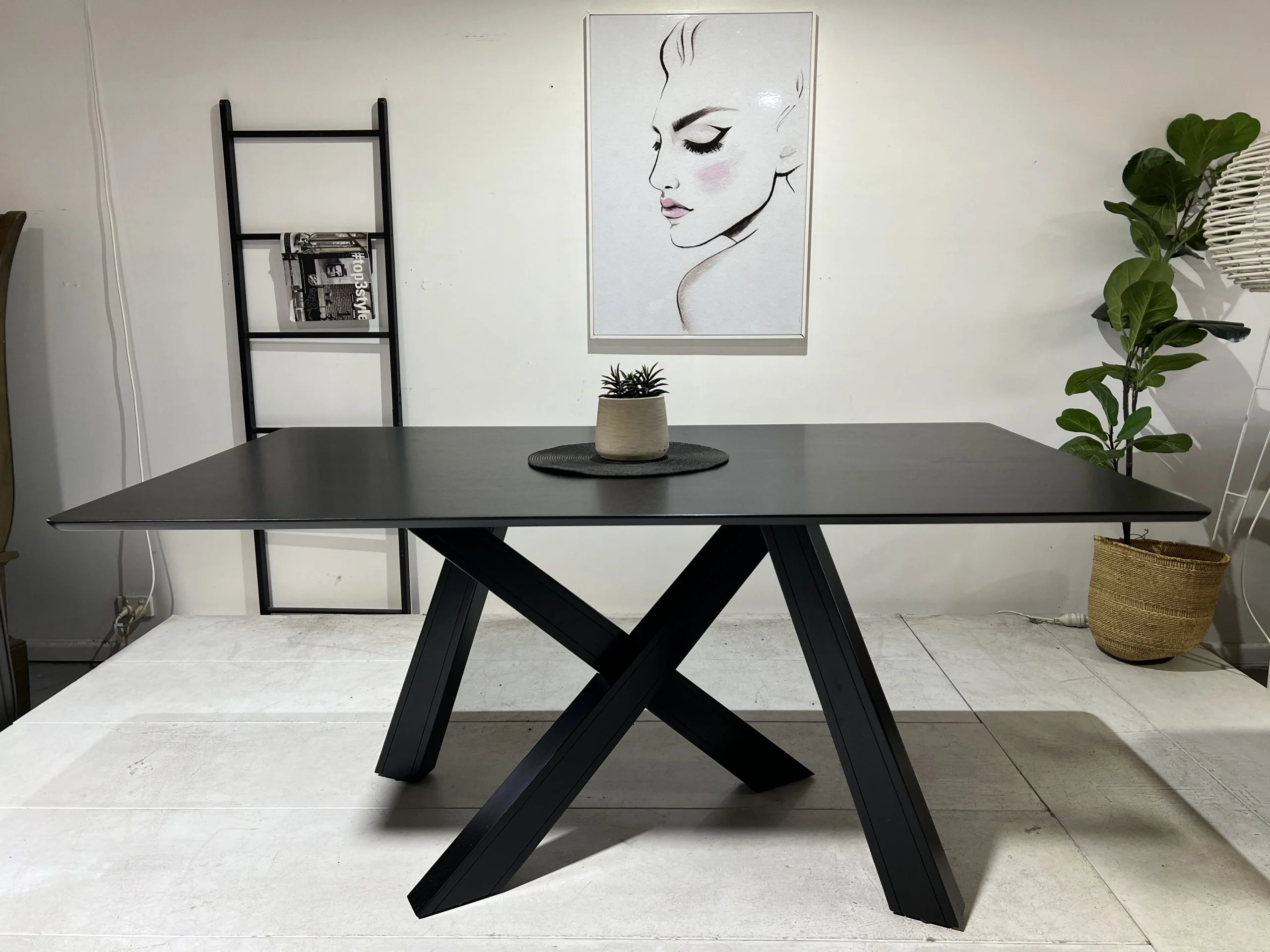 New Jersey Dining Table in Black